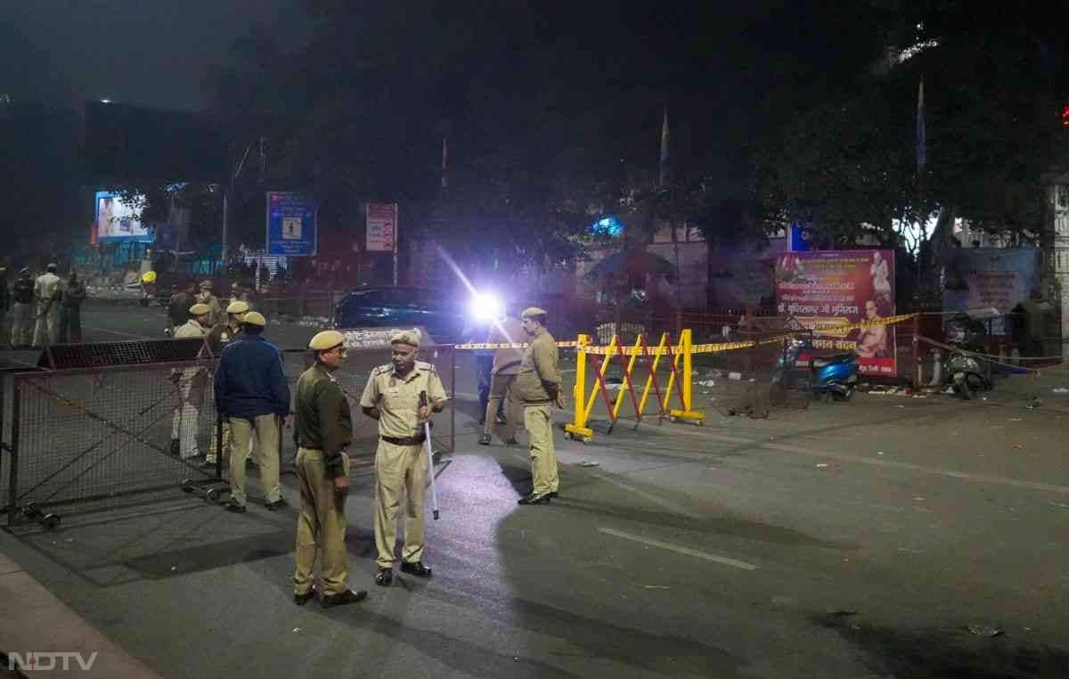 धमाके के बाद एहतियात के तौर पर पूरे इलाके को पुलिस ने अपने कब्जे में ले लिया है. वहीं तमाम एजेंसी और टीम मौके पर पहुंचकर मामले को देख रही है.