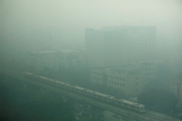 दिल्ली में हवा की क्वालिटी सीजन के सबसे खराब स्तर पर, हर तरफ छायी धुंध की मोटी चादर