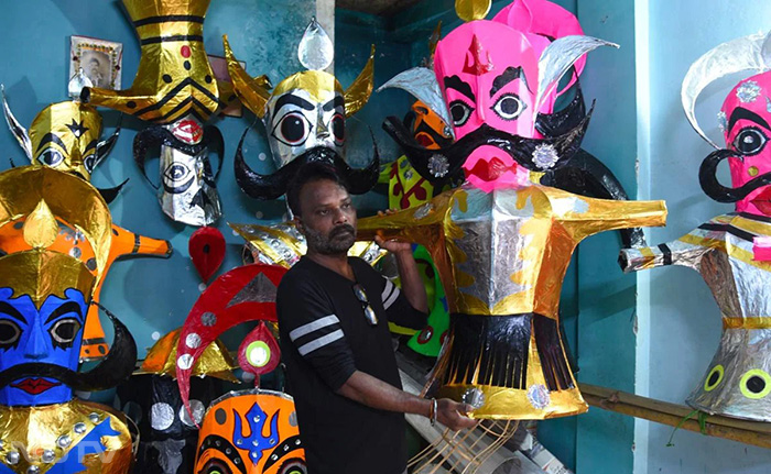 दशहरे से पहले रंग-बिरंगे पुतलों से सजी दिल्‍ली की सड़कें