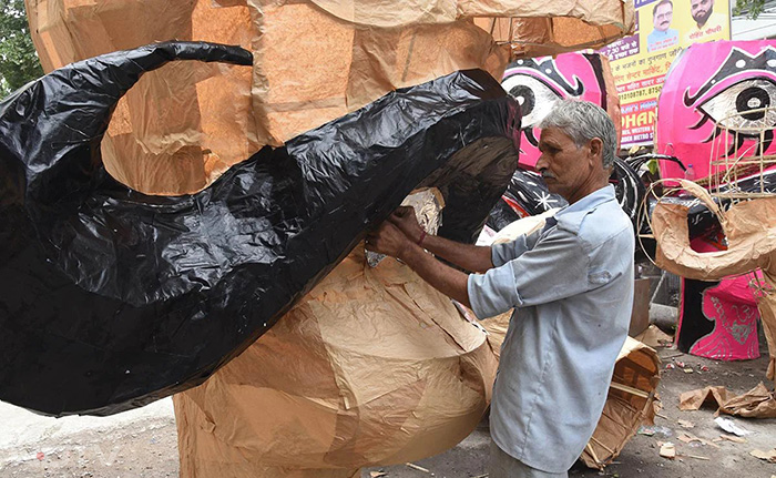 दशहरे से पहले रंग-बिरंगे पुतलों से सजी दिल्‍ली की सड़कें