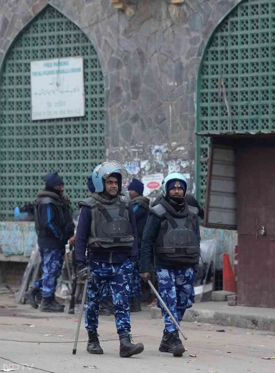 दिल्ली के रामलीला मैदान इलाके में सैयद फैज इलाही मस्जिद के पास बुधवार तड़के अतिक्रमणरोधी अभियान के दौरान हिंसा हुई जिसमें कम से कम पांच पुलिसकर्मी घायल हुए.