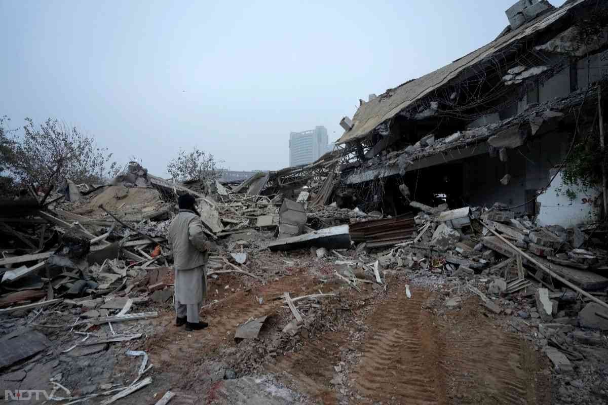 दिल्ली पुलिस ने बाद में एक बयान में कहा कि भीड़ को तितर-बितर करने के लिए आंसू गैस के गोले दागे गए जिसके बाद हालात काबू में आए और स्थिति सामान्य हुई.