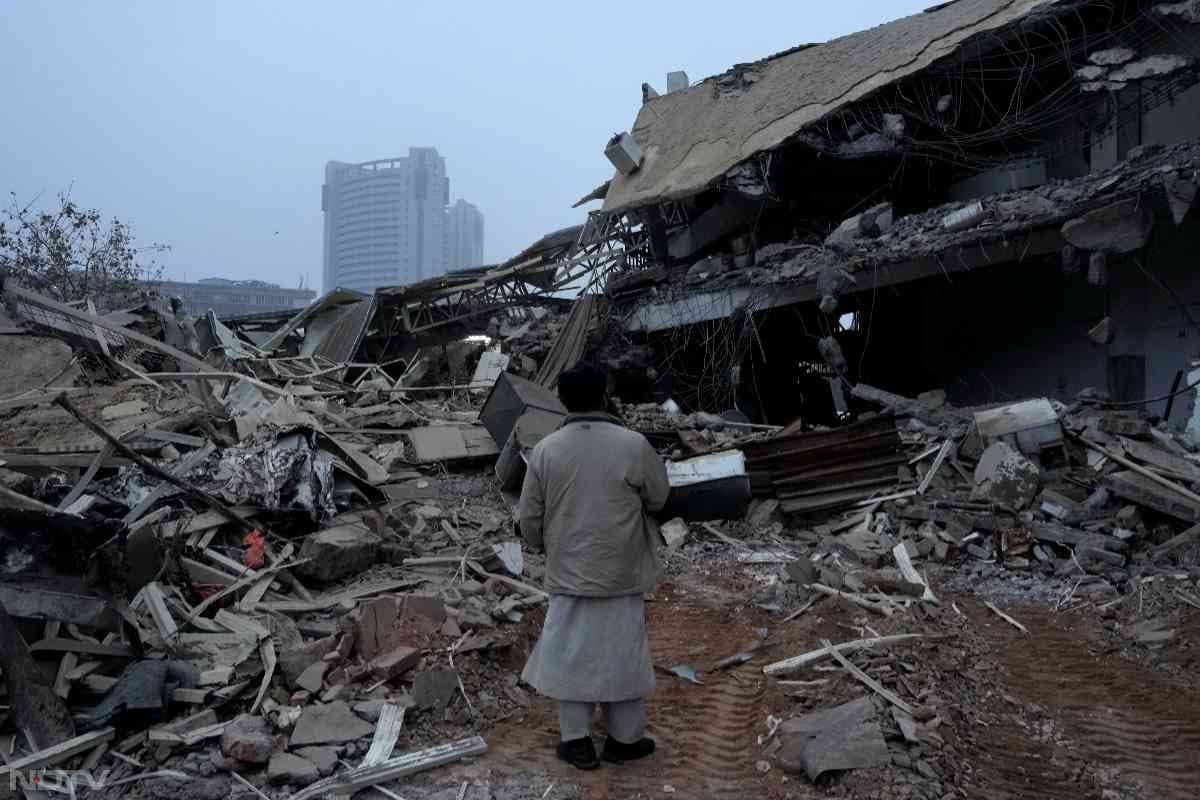 पुलिस उपायुक्त (मध्य) निधिन वलसन ने कहा कि एमसीडी को छह और सात जनवरी की दरमियानी रात को अतिक्रमण अभियान को अंजाम देना था, जिसके मद्देनजर पुलिस कर्मियों को उन स्थानों पर तैनात किया गया था लेकिन एमसीडी का साजो सामान पहुंचने से पहले ही वहां लगभग 100-150 लोग इकट्ठा हो गए.