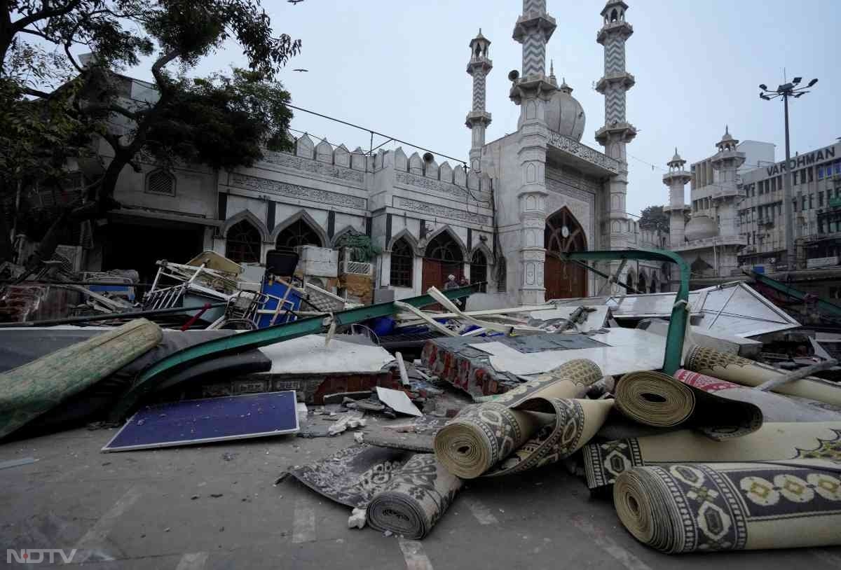 फैज-ए-इलाही मस्जिद की .0195 एकड़ जमीन वैध है.  मस्जिद के नज़दीक रामलीला मैदान की 4047.55 स्क्वायर यार्ड जमीन पर अवैध कब्जा था. इस जमीन पर बैंक्वेट हॉल, लाइब्रेरी और डायग्नॉस्टिक सेंटर चल रहा था. एमसीडी ने इन अवैध अतिक्रमण को ध्वस्त कर दिया है.