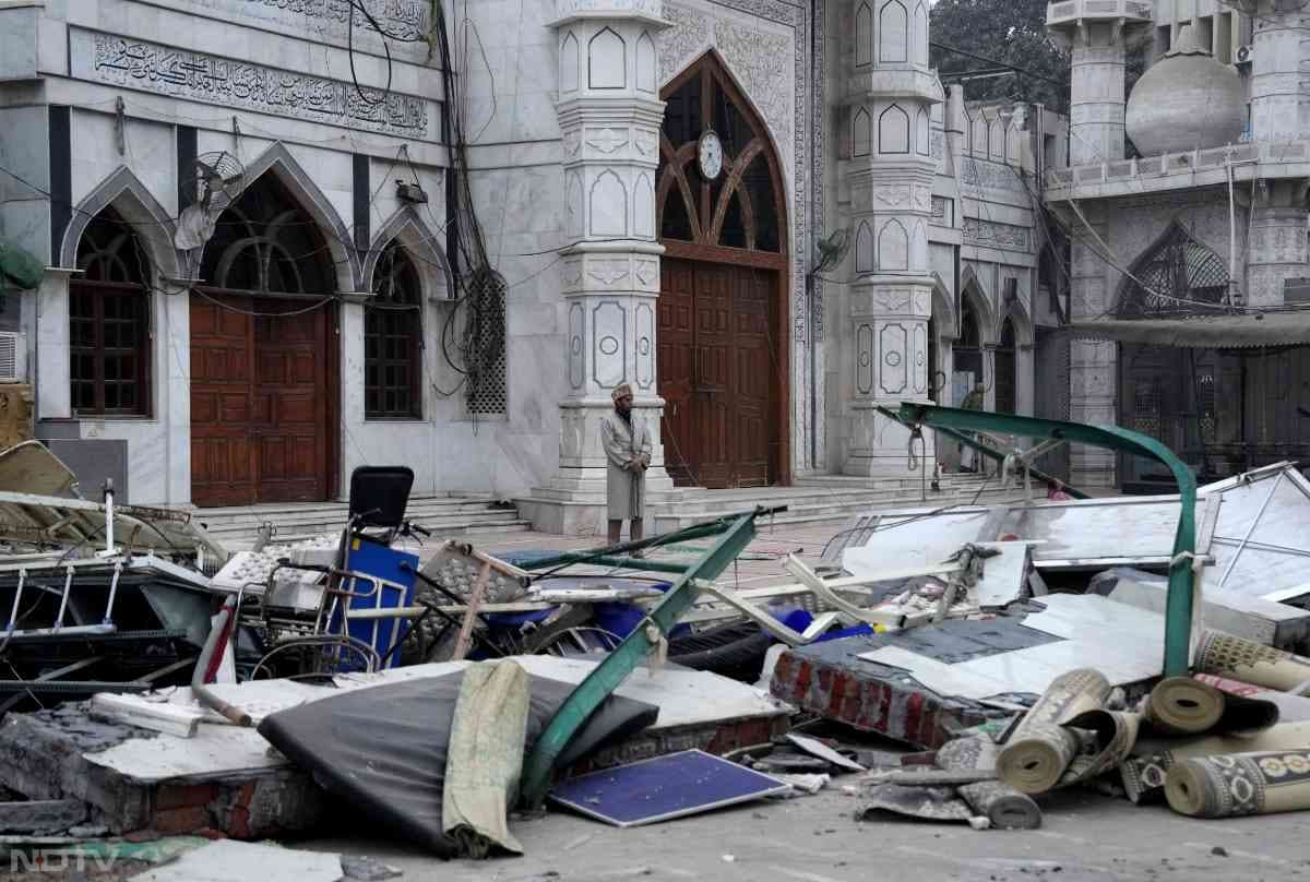 अभियान के दौरानकुछ लोगों ने कथित तौर पर पथराव किया जिससे वहां अफरा-तफरी मच गई. समझाने-बुझाने के बाद अधिकतर लोग वहां से हट गए लेकिन कुछ लोगों ने हंगामा करने की कोशिश की और पथराव किया जिसमें पांच पुलिसकर्मियों को मामूली चोटें आईं जिसके बाद उन्हें चिकित्सा सहायता दी गई.