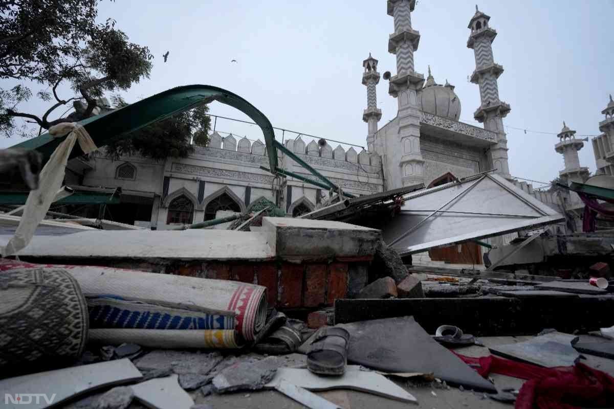 डीसीपी ने कहा कि भीड़ को तितर-बितर करने के लिए आंसू गैस का इस्तेमाल करना पड़ा. चिकित्सा रिपोर्ट और बयानों के बाद कानूनी कार्रवाई की जाएगी, साथ ही सीसीटीवी फुटेज खंगाले जा रहे हैं.