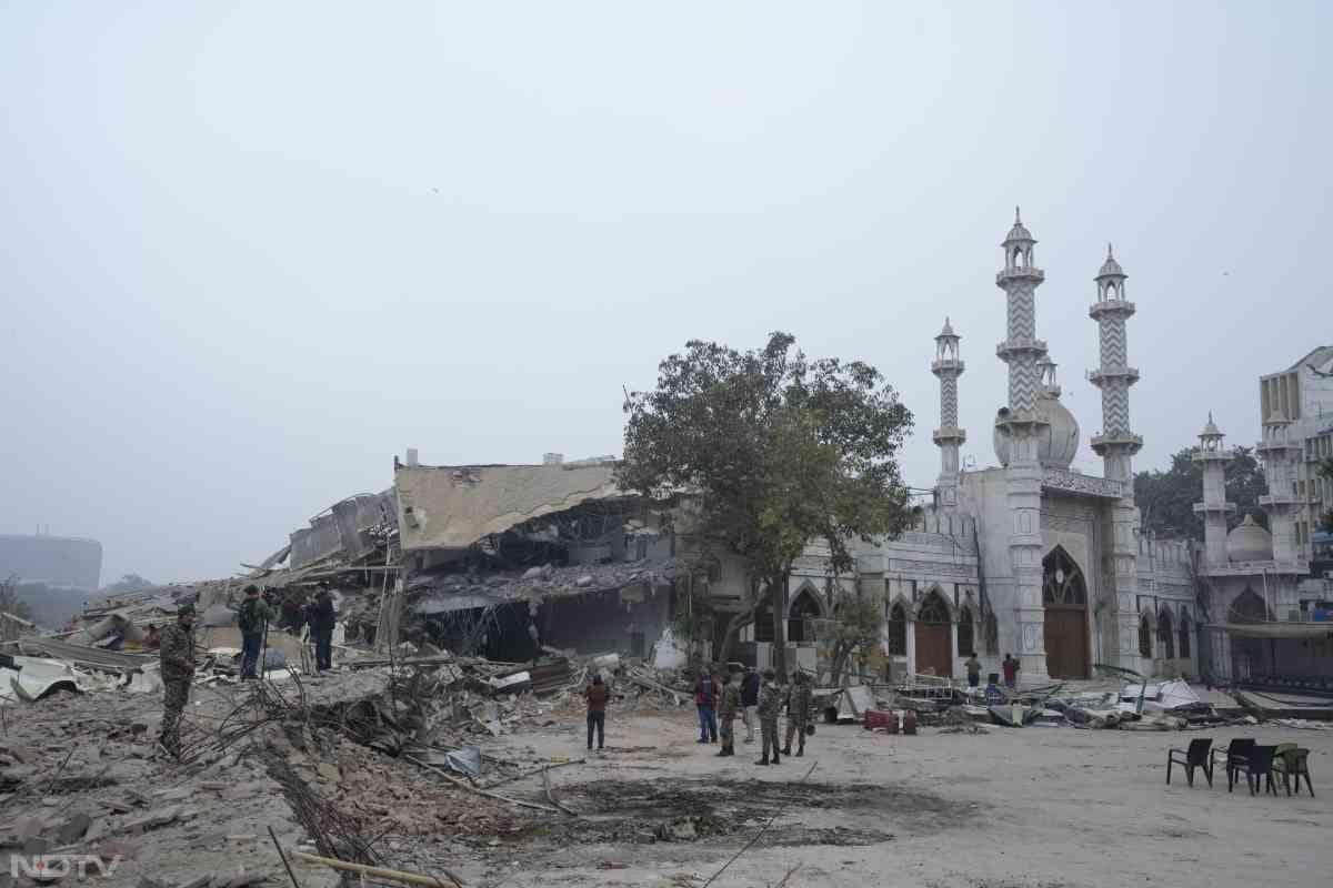 एमसीडी के उपायुक्त विवेक कुमार ने कहा कि यह विध्वंस अभियान उच्च न्यायालय के आदेश के अनुपालन में संचालित किया गया था, जिसके दौरान लगभग 36,000 वर्ग फुट अतिक्रमित क्षेत्र को खाली कराया गया. कुमार ने बताया कि खाली कराए गए क्षेत्र में एक निदान केंद्र, एक विवाह हॉल और दो दोमंजिला चारदीवारी शामिल थीं। उन्होंने बताया कि ढहाने का काम पूरी रात जारी रहा.