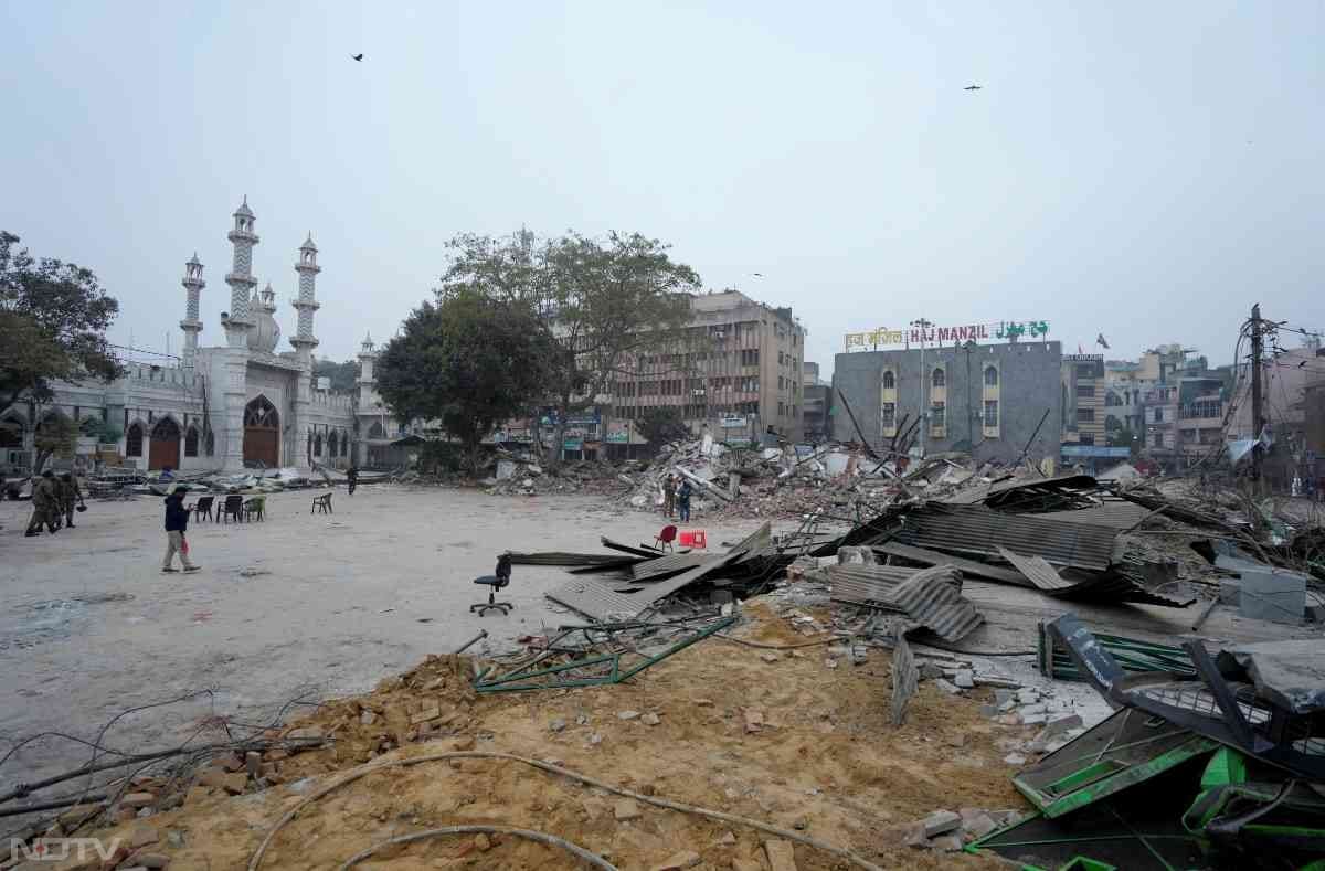 घटनास्थल पर अब भी इतना मलबा पड़ा है जिससे लगभग 200 से 250 वाहन भरे जा सकते हैं और इसे सफाई अभियान के तहत हटाया जाएगा. इस अभियान के दौरान मस्जिद को कोई क्षति नहीं पहुंची. उन्होंने कहा कि संरचनाओं को गिराने में समय लगा क्योंकि वे बेहद मजबूत थीं और उनकी दीवारें लगभग नौ इंच मोटी थीं