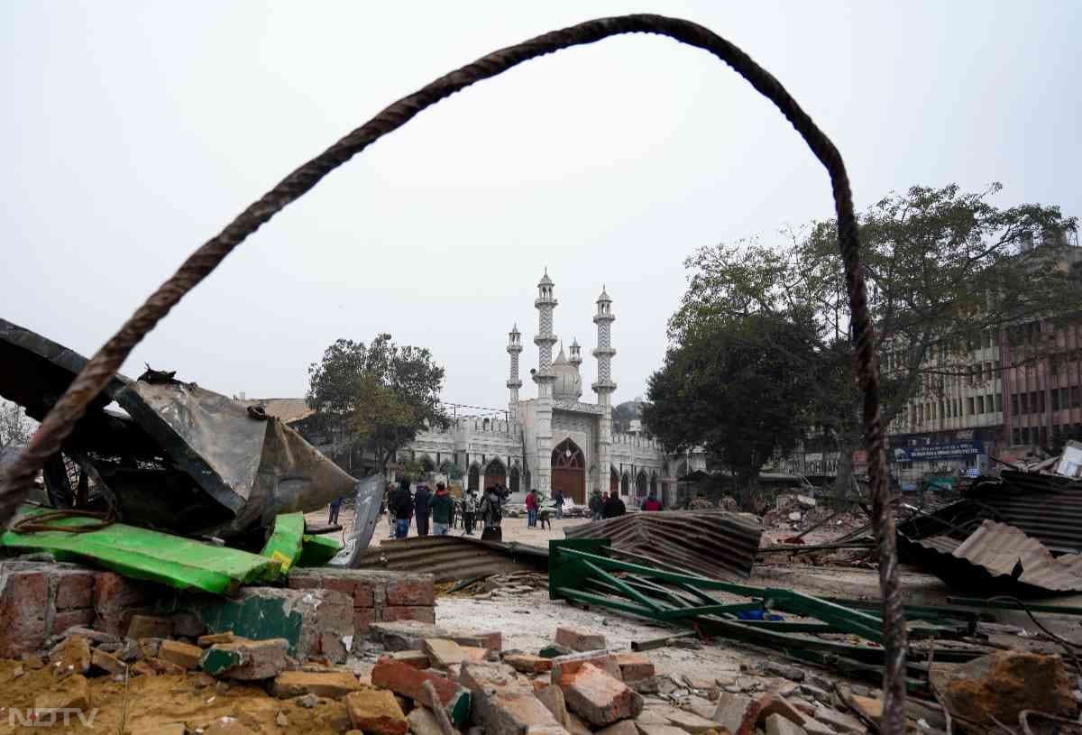 संयुक्त पुलिस आयुक्त (सेंट्रल रेंज) मधुर वर्मा ने एक बयान में कहा, &lsquo;दिल्ली उच्च न्यायालय के निर्देशों के अनुरूप, दिल्ली नगर निगम (एमसीडी) ने तड़के सुबह दिल्ली के रामलीला मैदान के पास तुर्कमान गेट स्थित फैज-ए-इलाही मस्जिद के आसपास के अतिक्रमित क्षेत्र में अतिक्रमण हटाने का अभियान चलाया.'