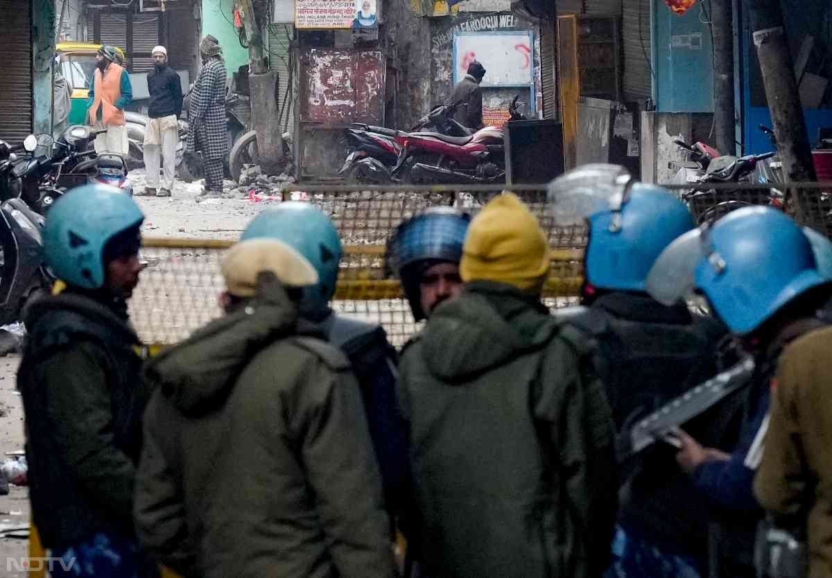 अतिक्रमण रोधी अभियान को सुचारू रूप से संचालित करने और सार्वजनिक व्यवस्था बनाए रखने के लिए दिल्ली पुलिस ने कानून व्यवस्था के व्यापक इंतजाम किए थे. वर्मा ने कहा, &lsquo;पूरे क्षेत्र को सावधानीपूर्वक नौ क्षेत्रों में विभाजित किया गया था, जिनमें से प्रत्येक को अतिरिक्त पुलिस उपायुक्त रैंक के एक अधिकारी की निगरानी में रखा गया था। सभी संवेदनशील स्थानों पर पुलिस बल की पर्याप्त तैनाती की गई थी.'