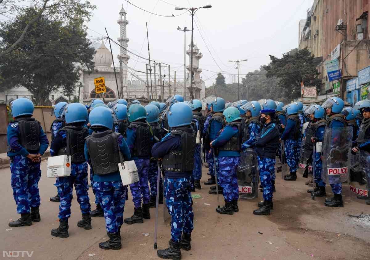 अभियान के दौरान कुछ उपद्रवियों ने पथराव करके अशांति फैलाने का प्रयास किया. संयमित और न्यूनतम बल प्रयोग के माध्यम से स्थिति को तुरंत नियंत्रण में लाया गया, जिससे बिना किसी तनाव के सामान्य स्थिति बहाल हो गई. संयुक्त पुलिस आयुक्त वर्मा ने बयान में कहा कि दिल्ली पुलिस कानून व्यवस्था बनाए रखने के लिए प्रतिबद्ध है और यह सुनिश्चित करेगी कि सभी न्यायिक निर्देशों का पालन विधिवत, पेशेवर और संवेदनशील तरीके से किया जाए.