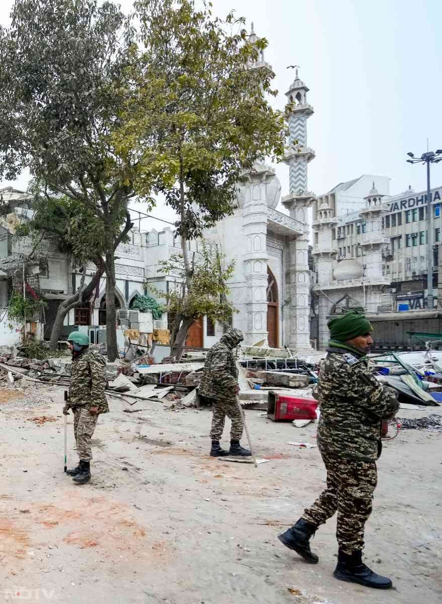 बुधवार सुबह मस्जिद के पास पुलिस जवान. इस अभियान में मस्जिद को कोई नुकसान नहीं हुआ है.
