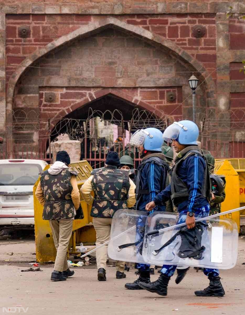 मुस्तैद जवान. तुर्कमान गेट इलाके में अब शांति है.