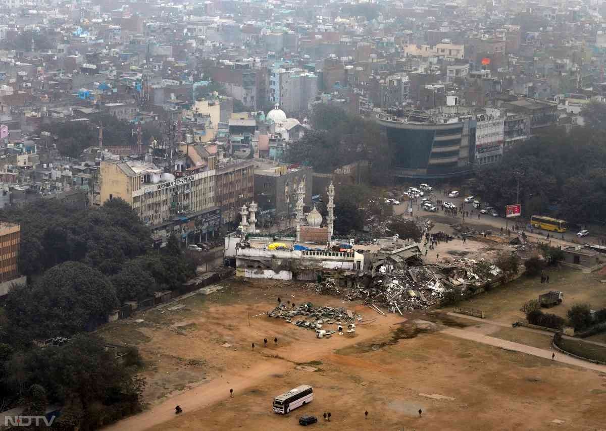 रामलीला मैदान और वह फैज ए इलाही मस्जिद, जिसके पास कब्जा हटाया गया है