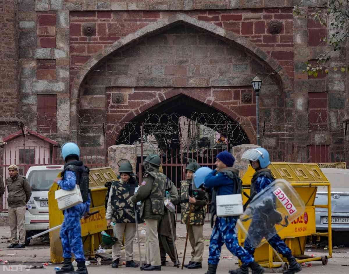 पत्थरबाजी में 5 पुलिसकर्मियों को चोटें आई हैं.