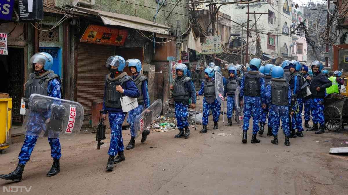 तनाव को देखते हुए तुर्कमान गेट के पास मुस्तैद जवान.