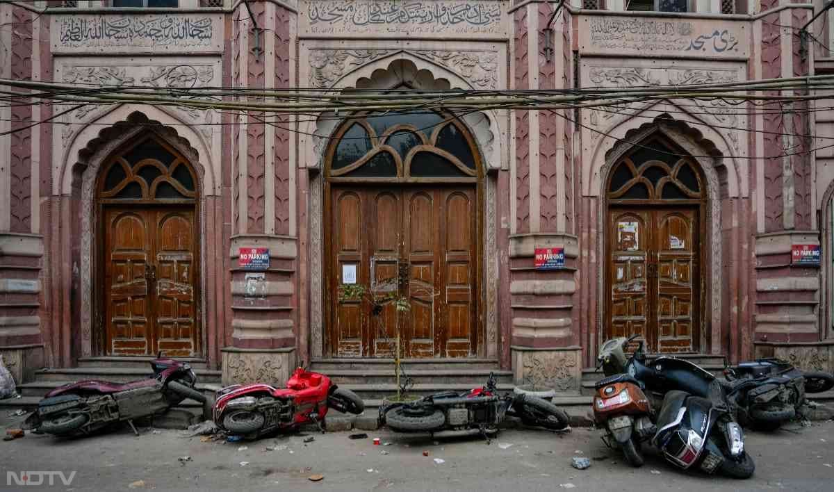 फैज ए इलाही मस्जिद के पास अवैध कब्जा हटाने की मुहिम शुरू हुई तो, कुछ लोगों ने पत्थरबाजी भी शुरू कर दी. बुधवार सुबह जहां तहां गिरे वाहन.