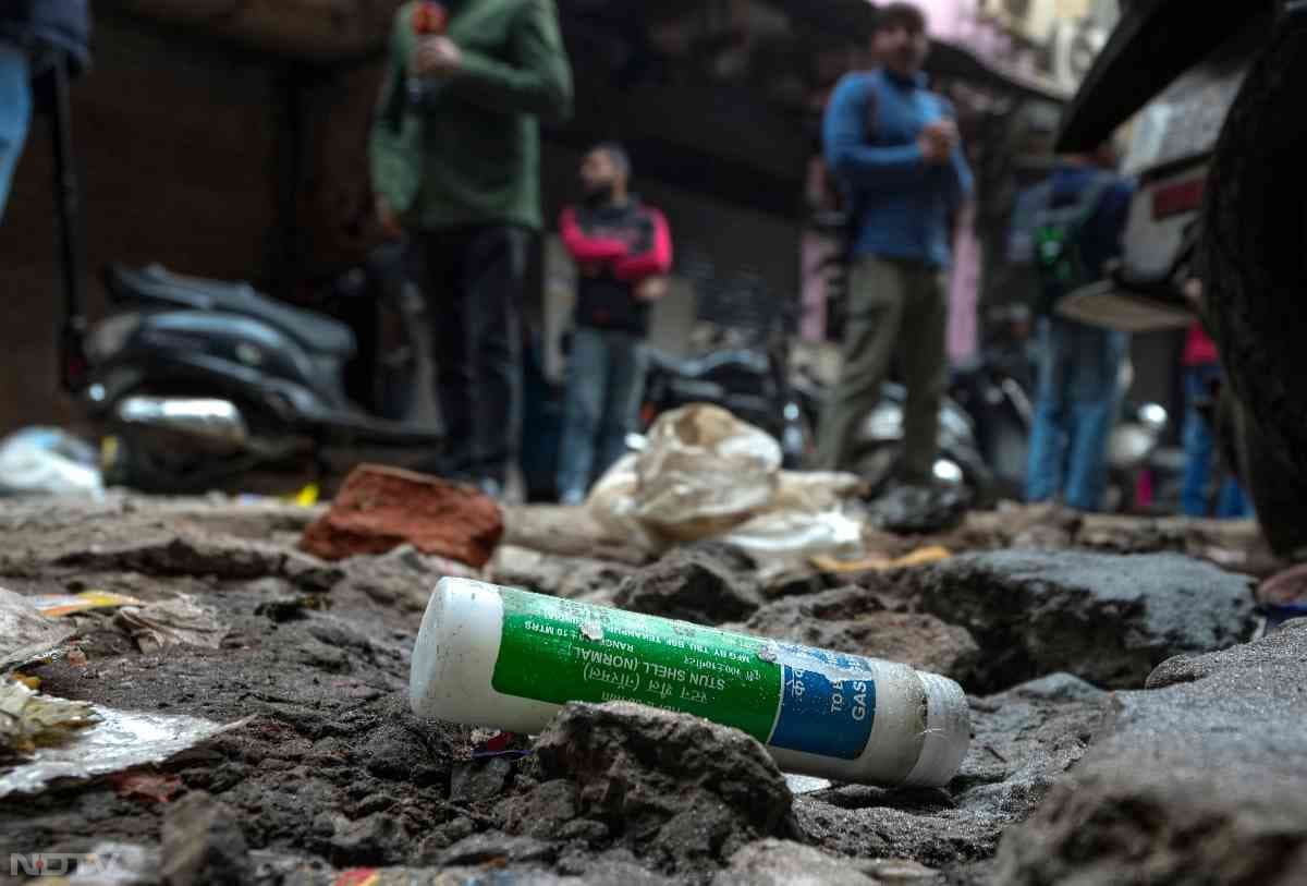 आसूं गैस का सेल.