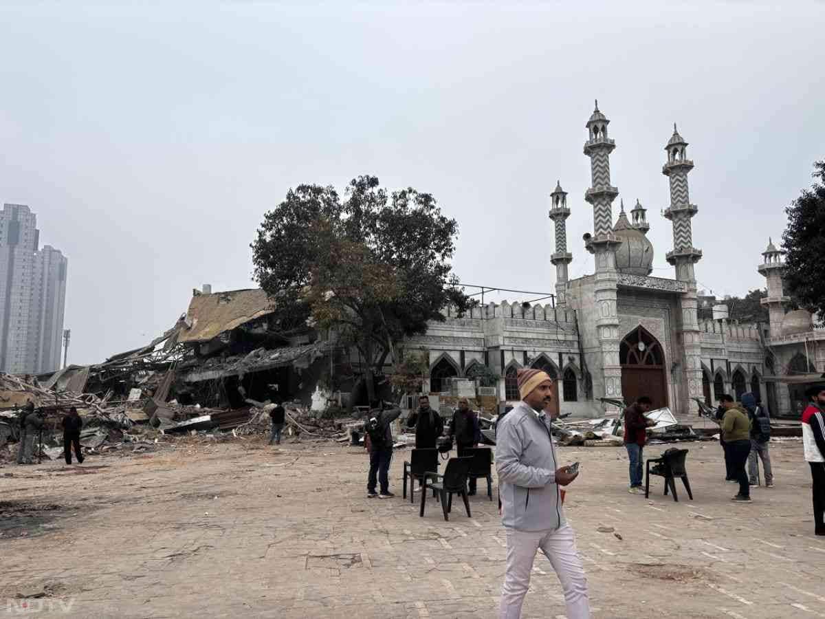 मस्जिद के नज़दीक रामलीला मैदान की 4047.55 स्क्वायर यार्ड जमीन पर अवैध कब्जा था, जिसे हटा दिया गया.