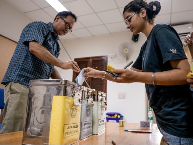 तस्वीरों में देखिए: DUSU चुनाव का माहौल, चप्पे-चप्पे पर पुलिस तैनात