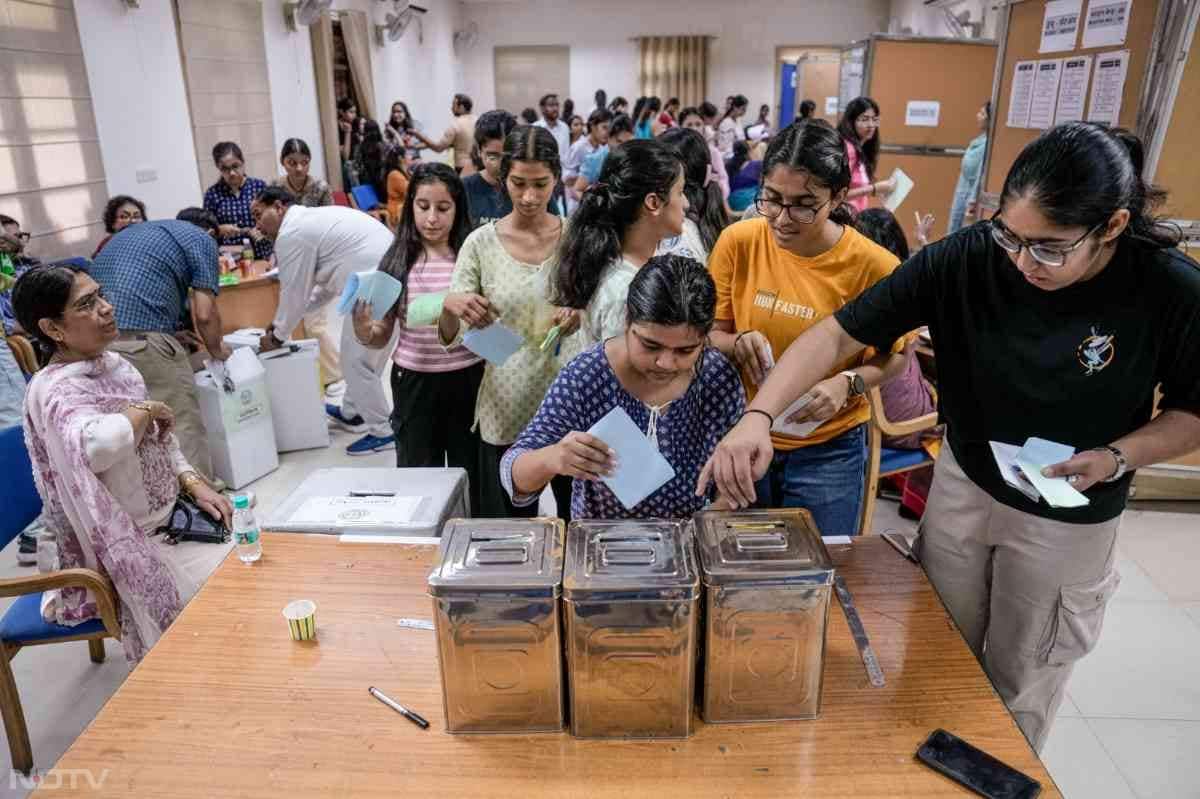 दिल्ली विश्वविद्यालय छात्र संघ (डूसू) चुनाव के लिए मतदान बृहस्पतिवार सुबह कड़ी सुरक्षा के बीच हुआ और इसे सुचारू तरीके से संपन्न कराने के लिए 600 पुलिस कर्मी तैनात किए गए.