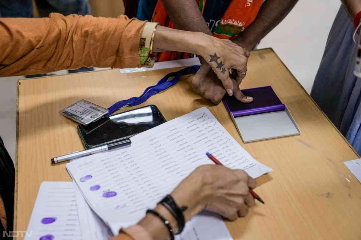 दिल्ली विश्वविद्यालय छात्र संघ (डूसू) चुनाव के लिए मतदान बृहस्पतिवार सुबह कड़ी सुरक्षा के बीच हुआ और इसे सुचारू तरीके से संपन्न कराने के लिए 600 पुलिस कर्मी तैनात किए गए.