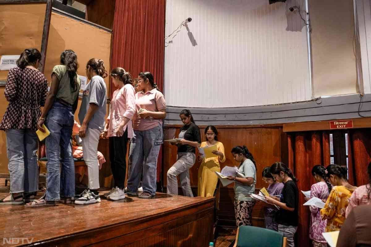 सभी पात्र मतदाता छात्रों के लिए दो पालियों में मतदान प्रक्रिया पूरी हुई. दिन की कक्षा वाले सुबह साढ़े आठ बजे से दोपहर एक बजे तक और शाम की कक्षा वाले दोपहर तीन बजे से शाम साढ़े सात बजे तक मतदान करेंगे.