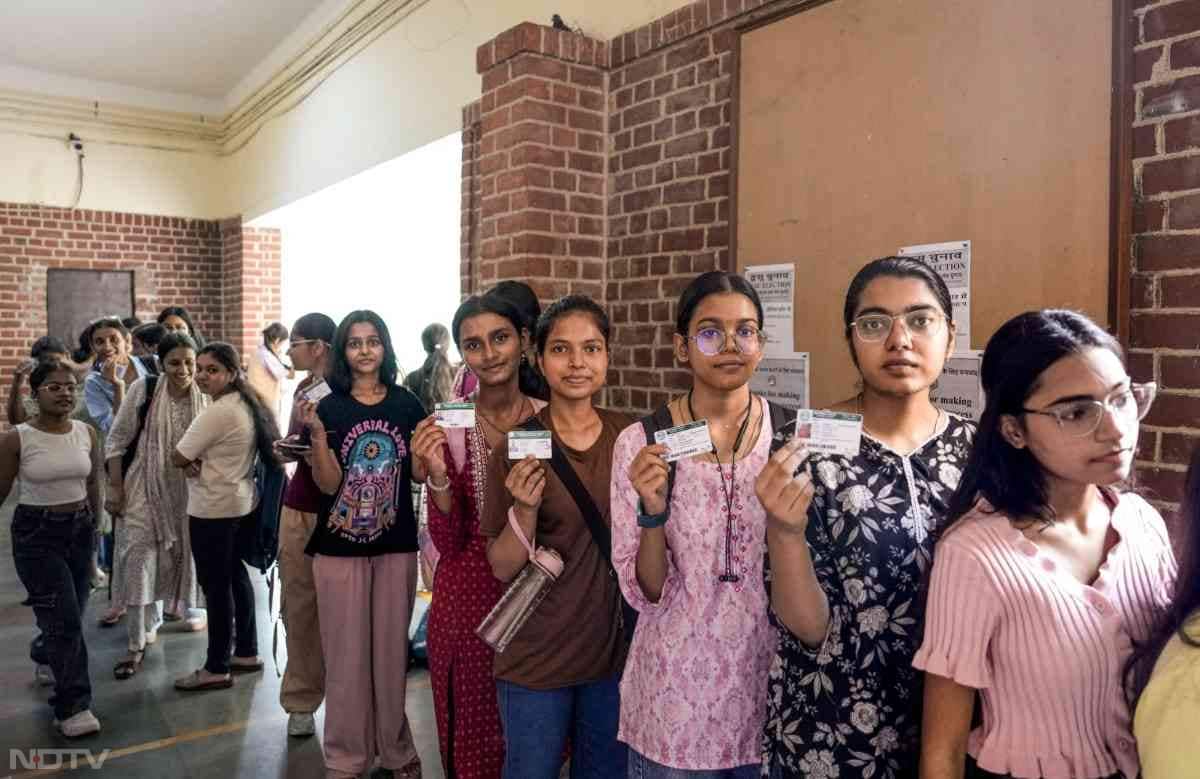 तस्वीरों में देखिए: DUSU चुनाव का माहौल, चप्पे-चप्पे पर पुलिस तैनात
