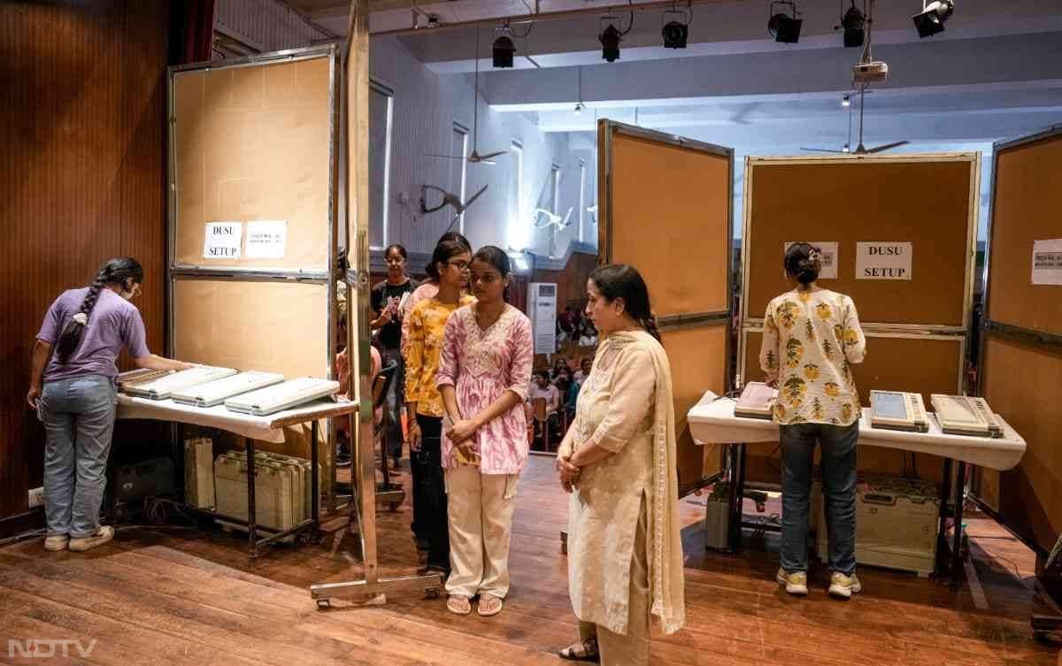 तस्वीरों में देखिए: DUSU चुनाव का माहौल, चप्पे-चप्पे पर पुलिस तैनात