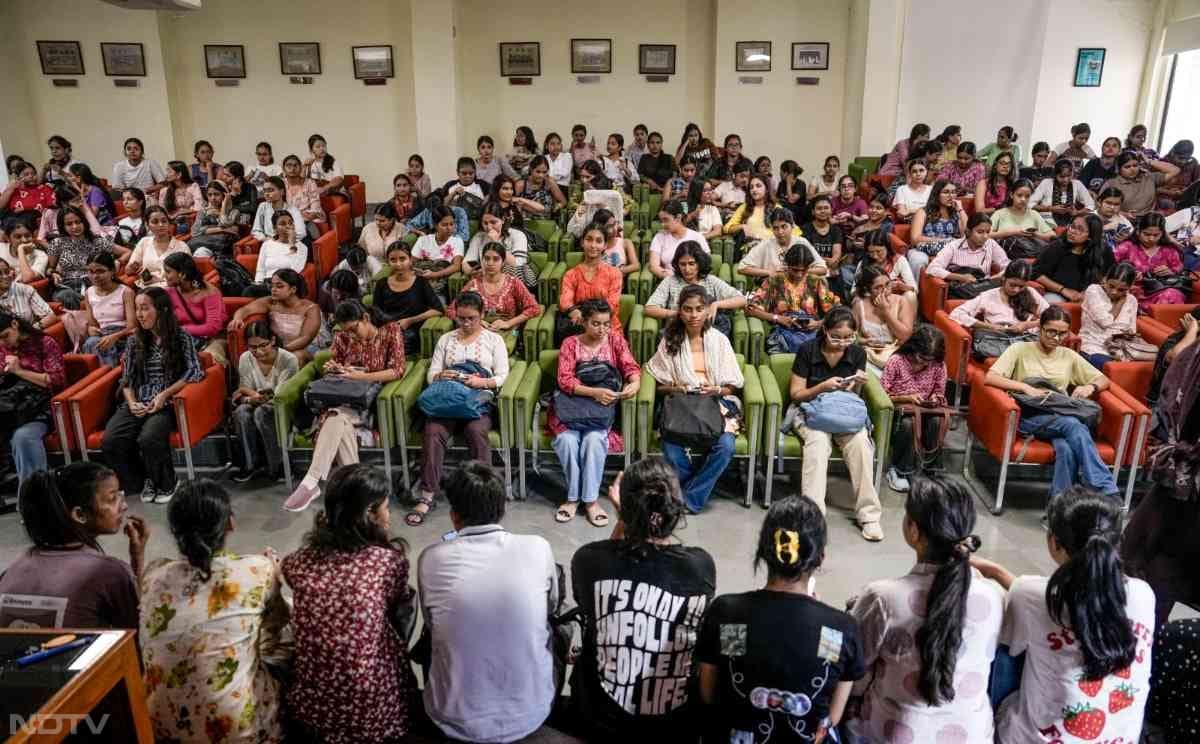तस्वीरों में देखिए: DUSU चुनाव का माहौल, चप्पे-चप्पे पर पुलिस तैनात