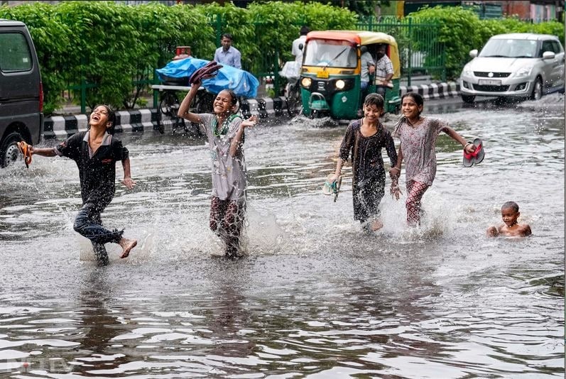 दिल्ली में बारिश जहां कई लोगों के लिए मुसीबत है तो कुछ के लिए मस्ती का साधन भी. दिल्ली में पानी में झमाझम करती कुछ बच्चियां काफी खुश नजर आईं.