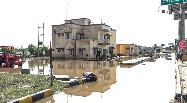 उत्तराखंड के उधम सिंह नगर में भारी बारिश के कारण जगह-जगह पानी भर गया.