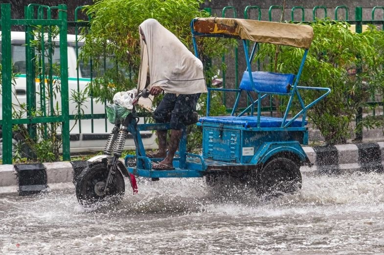 बारिश में रिक्शाचालक