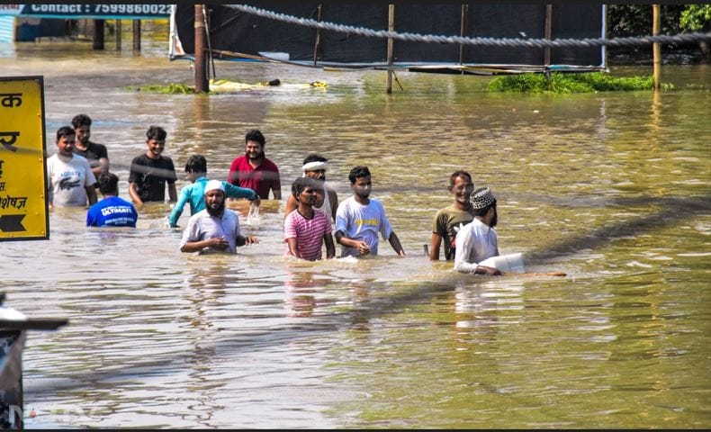 यूपी के पीलीभीत में बारिश से हालात खराब हैं. वहां के इलाकों में काफी पानी भरा हुआ है. लोगों को एक जगह से दूसरी जगह जाने में काफी दिक्कतों का सामना करना पड़ रहा है.