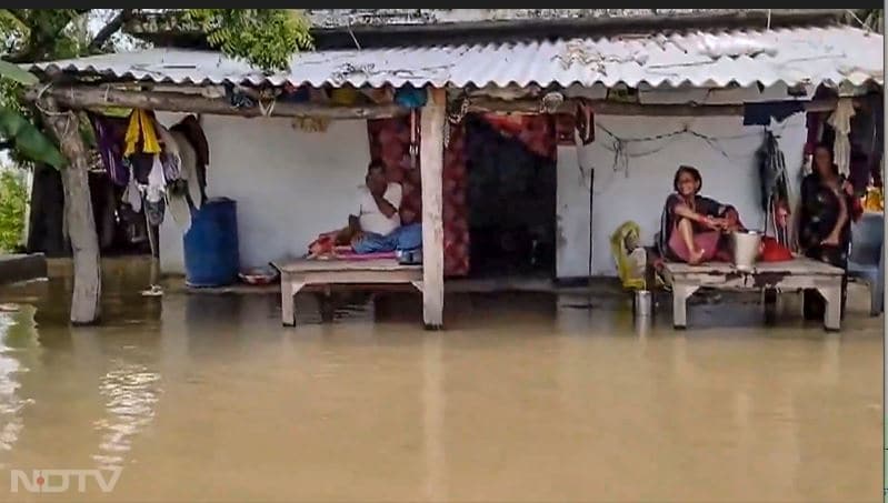 यूपी के गोंडा में भी भारी बारिश से हालात खराब है. पानी के लोगों के घरों के भीतर तक घुस गया है.