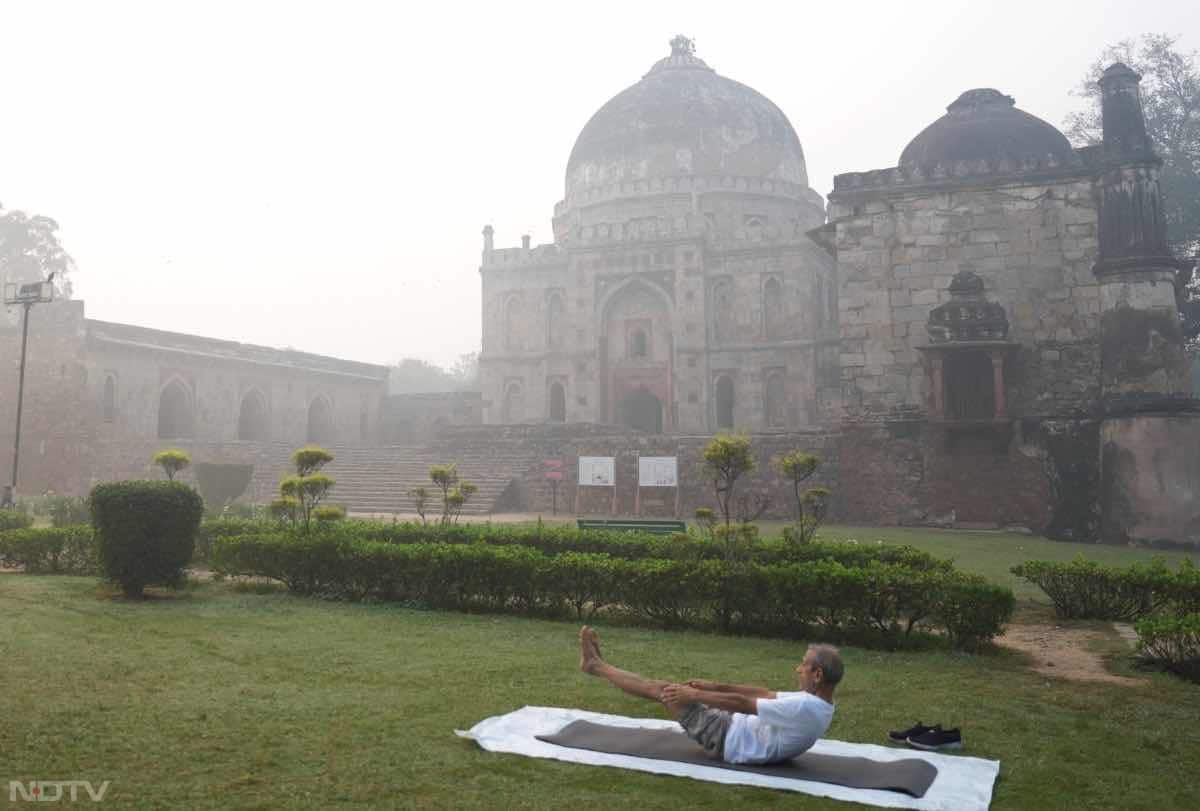 दिवाली के बाद से नियमित रूप से दिल्ली में प्रदूषण का स्तर बढ़ता जा रहा है.