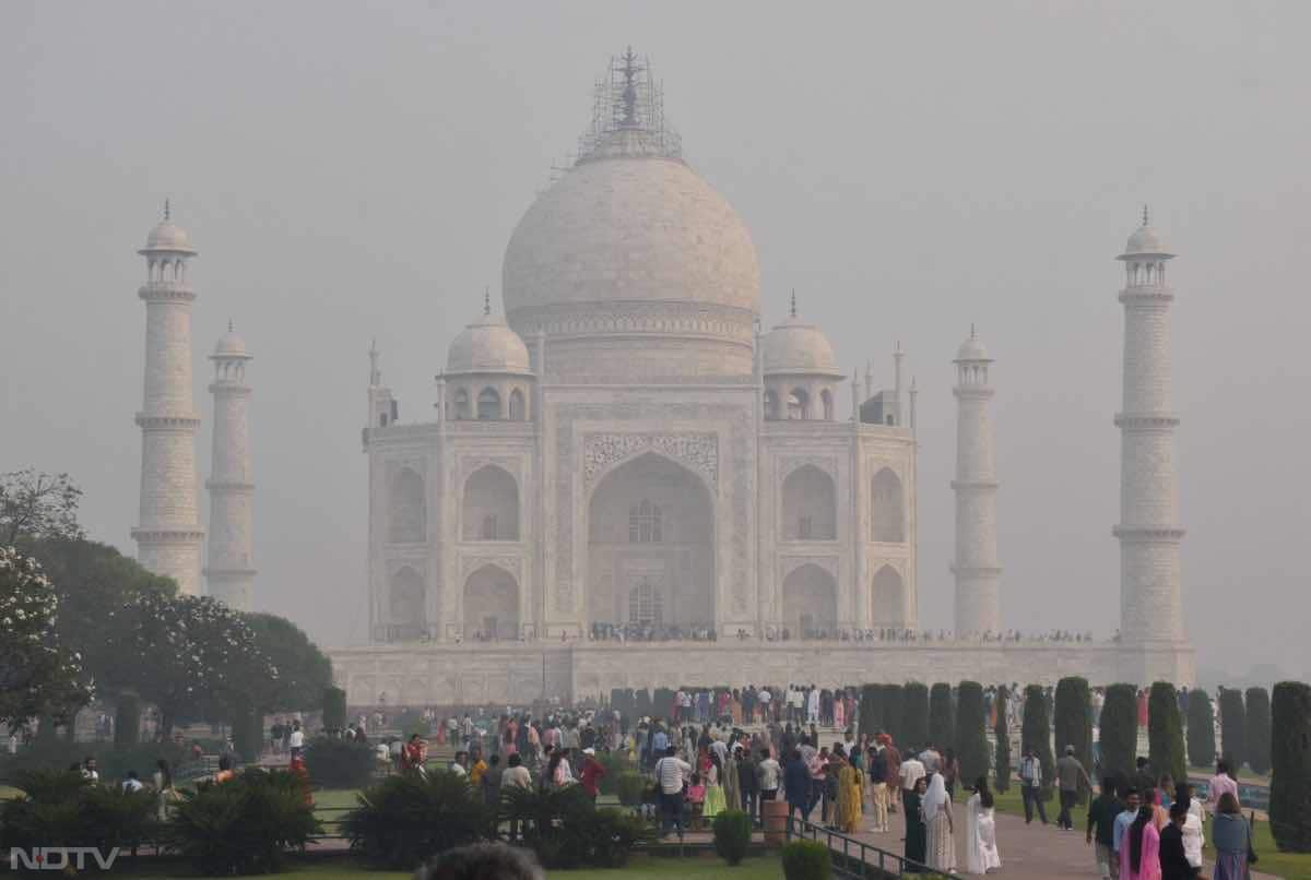 यहां तक कि उत्तर प्रदेश के आगरा में ऐसा ही हाल है, जहां लोगों को ताजमहल साफ नहीं दिख रहा है बल्कि ताजमहल भी धुंध की चादर में ढक चुका है.