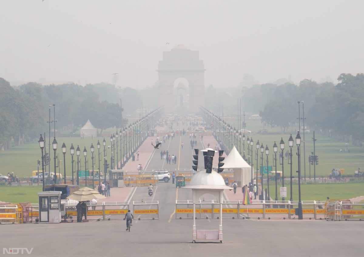 दिल्ली के इंडिया गेट पर भी साफ देखा जा सकता है कि किस तरह से इस प्रदूषण की धुंध ने इंडिया गेट को छिपा लिया है.