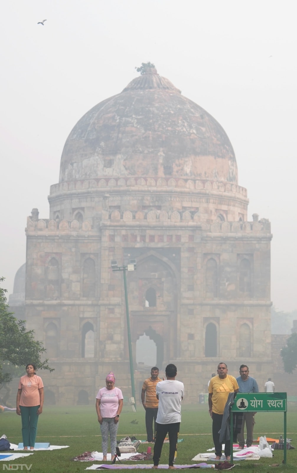दिवाली की रात राष्ट्रीय राजधानी में उच्चतम न्यायालय द्वारा निर्धारित दो घंटे की समयसीमा के बाद भी आतिशबाजी की गई.