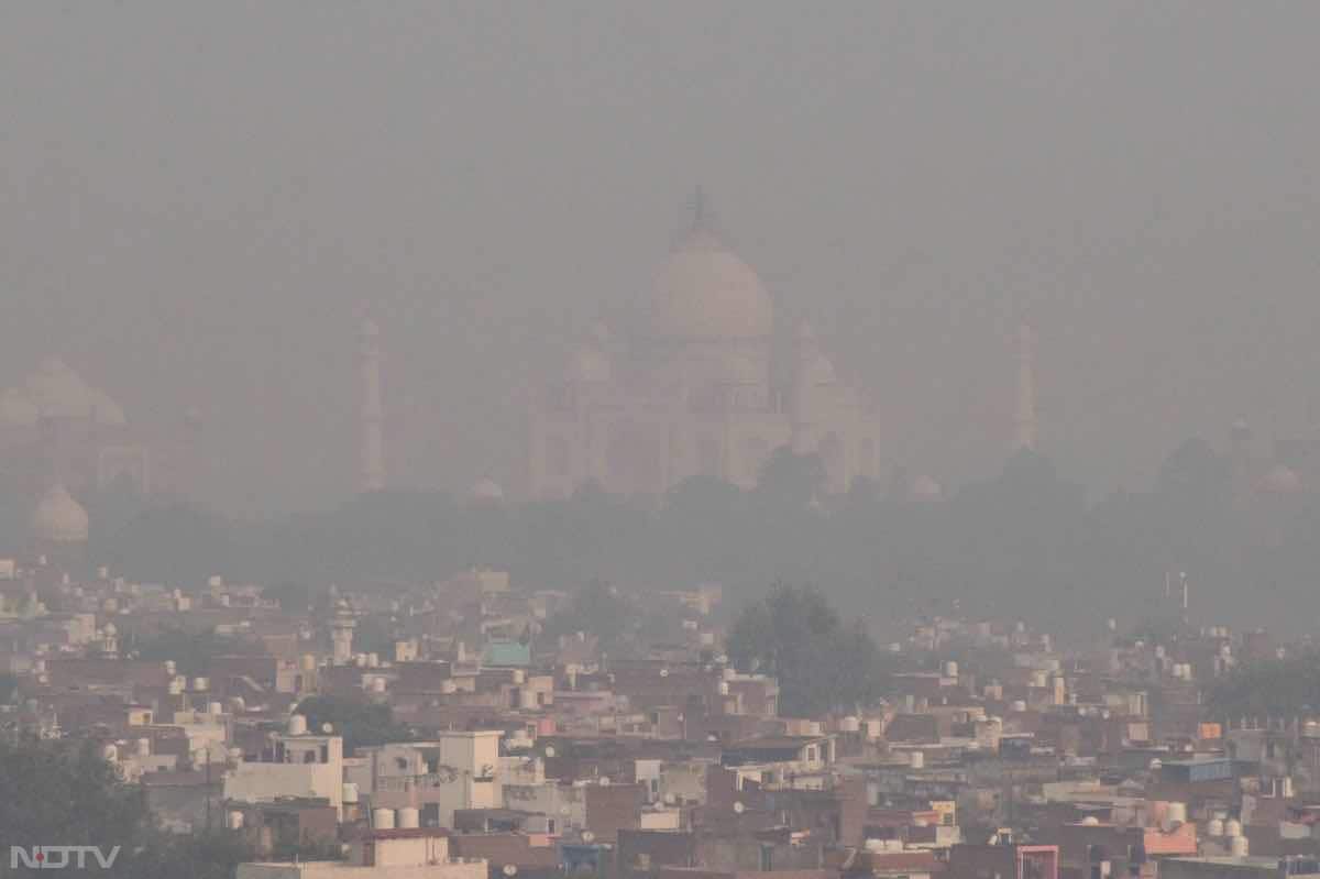 ताजमहल भी पूरी तरह से धुंध की चादर में ढक चुका है.