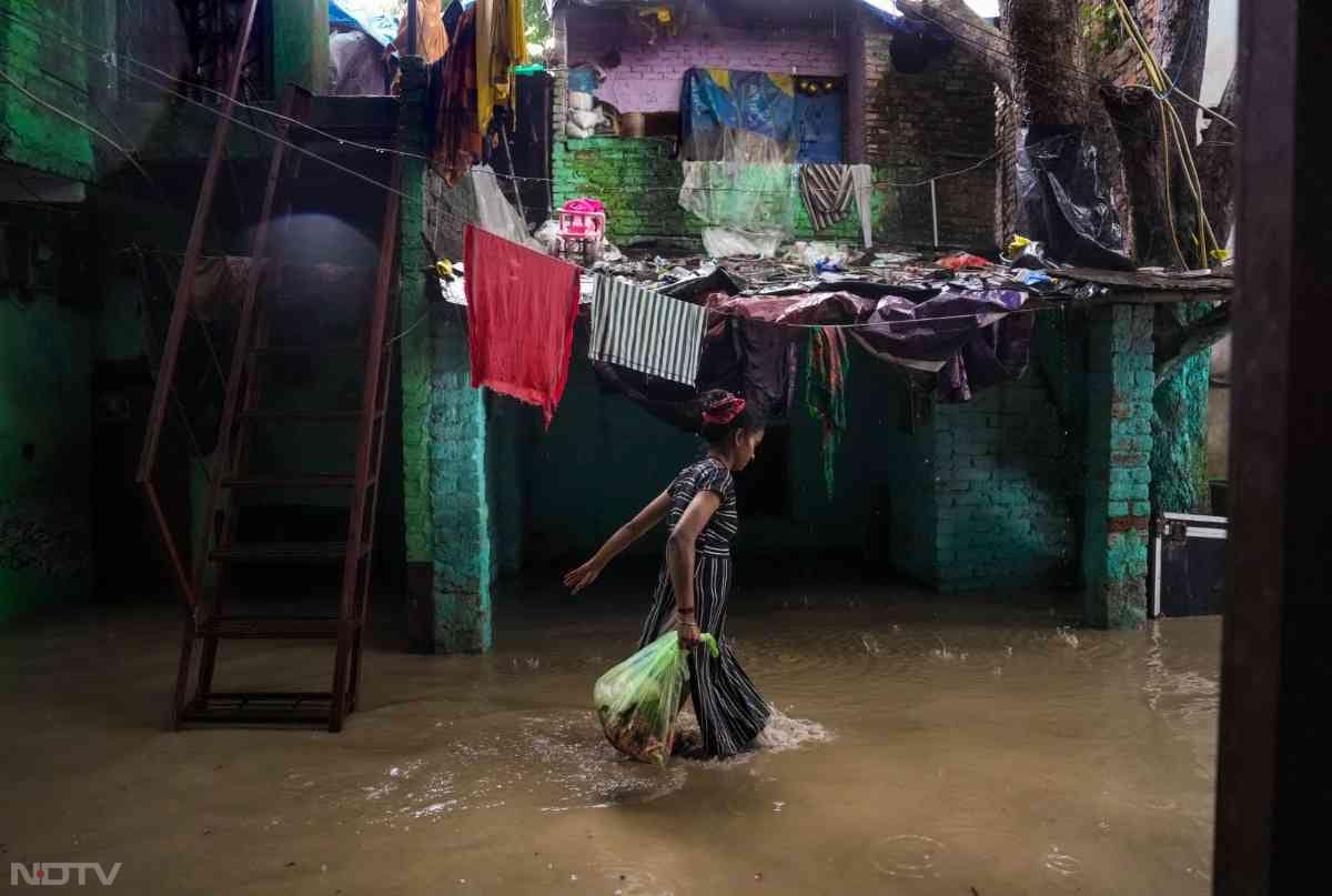 पानी में भीगते लोगों के सामने सबसे ज्‍यादा चुनौती अपने बसे बसाए सामान को बचाने की चुनौती है.