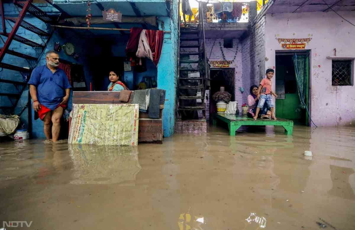 यमुना किनारे घरों में रहने वाले लोगों के लिए पानी उतरने के इंतजार के सिवा कोई चारा नहीं है.