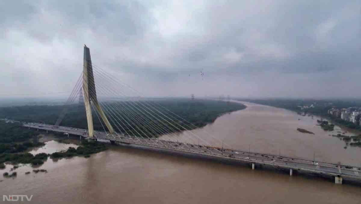 दिल्‍ली में यमुना का विकराल रूप देखने को मिल रहा है. यमुना का जलस्‍तर बढ़ने से आसपास के इलाकों में पानी लगातार बढ़ रहा है.