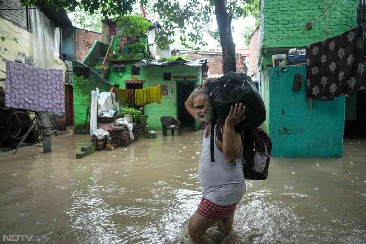 बहुत से लोगों को बारिश के पानी में अपना सामान कंधे पर ढोकर ले जाना पड़ रहा है.