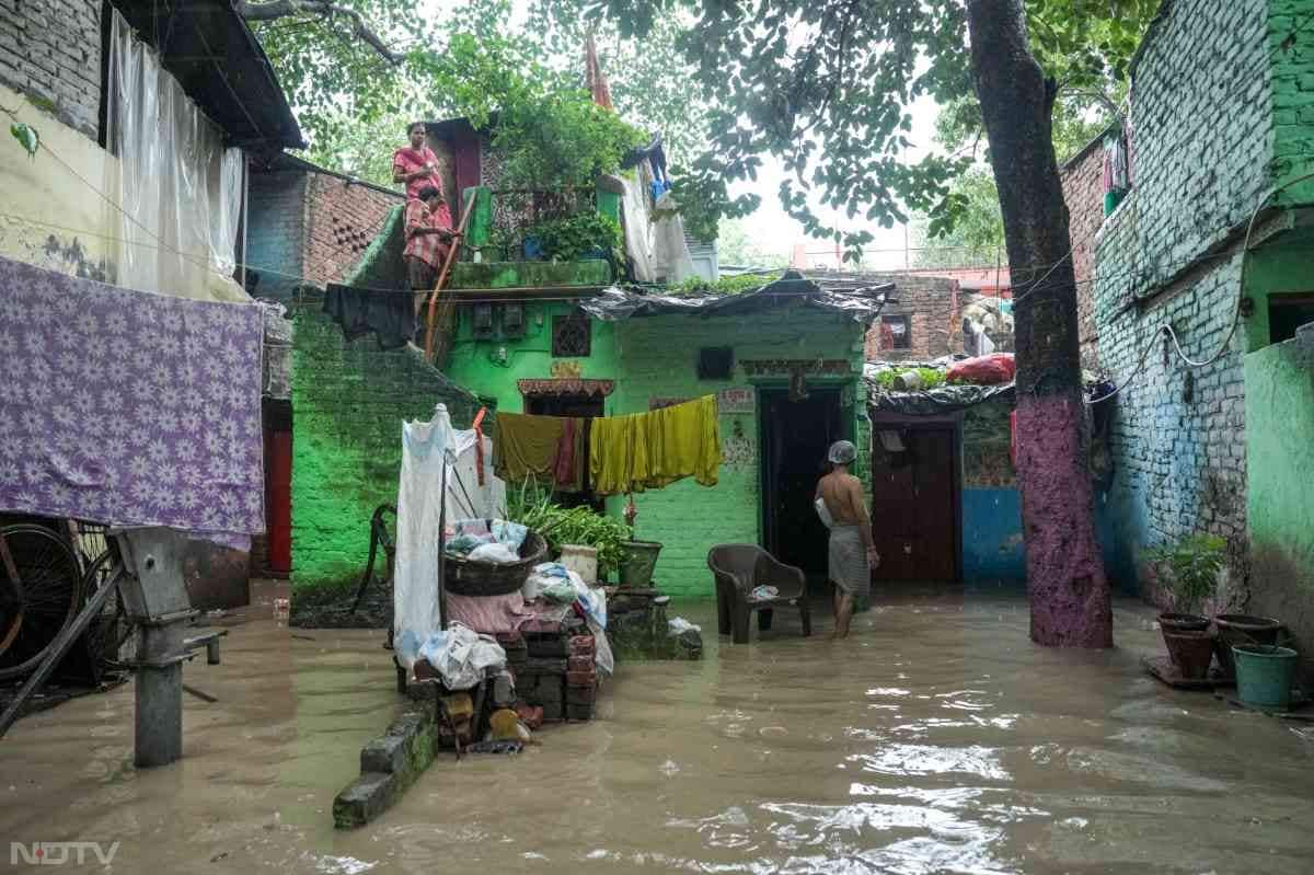 लोगों के घरों में यमुना का पानी घुस गया है और लोग सामान को ऊंचे स्‍थानों पर रखकर बचाने की कोशिश कर रहे हैं.
