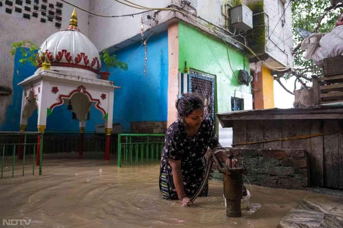 बहुत से लोगों के लिए पीने के लिए स्‍वच्‍छ पानी हासिल करना भी मुश्किल हो रहा है.