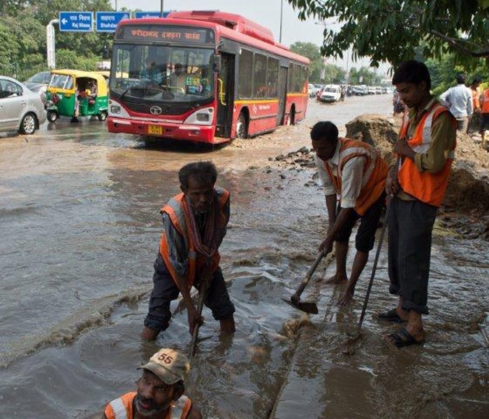 Yamuna\'s water levels hit East Delhi hard, traffic affected