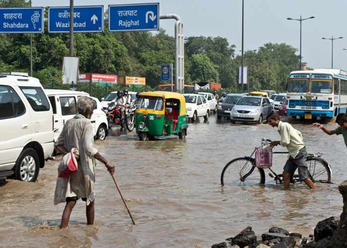 Yamuna\'s water levels hit East Delhi hard, traffic affected