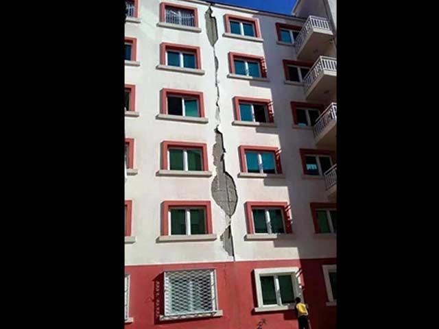 Cracked Buildings, Chaos at Work: Earthquake in 5 Pics