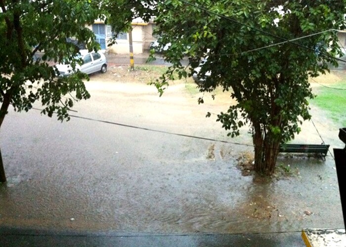 This picture shows a waterlogged locality in Delhi. Picture courtesy raj_r.
<br><br><a href="http://gen.ndtv.com/convergence/ndtv/new/forums/readforum.aspx?trdid=3489">Delhi waterlogged after rain: Were you affected?</a>